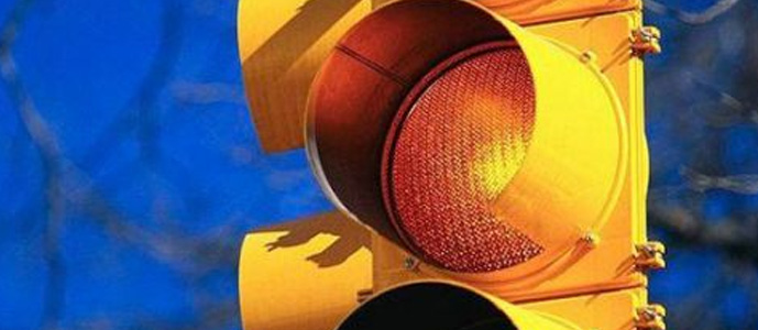 闯黄灯算不算交通违法 新手必备知识