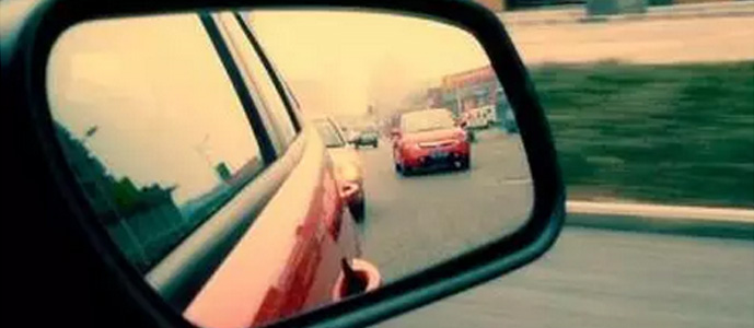 如何调整反光镜和座椅的位置